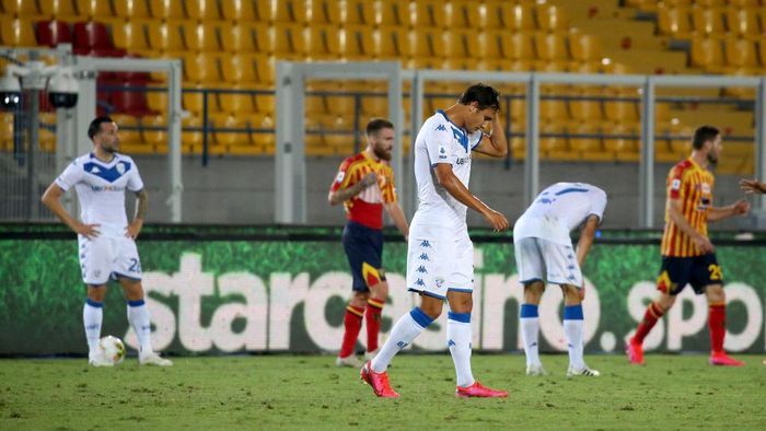 Pemain Brescia tertunduk usai kalah dari Lecce di giornata 35 Serie A, Kamis (23/7) lalu. | foto: Getty Images/Maurizio Lagana via sport.detik.com
