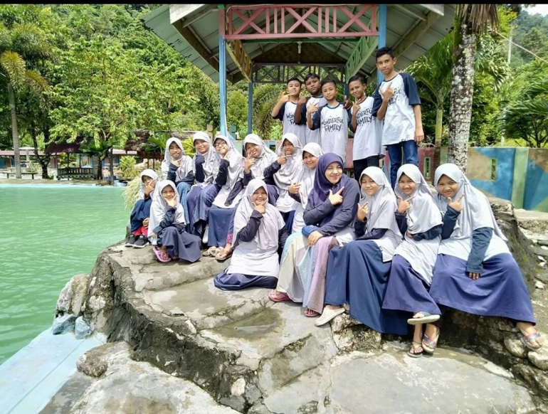 Sekelompok siswa sedang menikmati salah satu spot wisata di Aceh Selatan (Sumber: Pribadi).