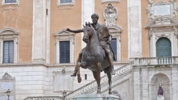 Patung berkuda Marcus Aurelius. Roma, Italia.id.depositphotos.com