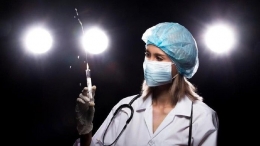 Ilustrasi perawat bersiap memberikan injeksi - Sumber Foto: alodokter.com