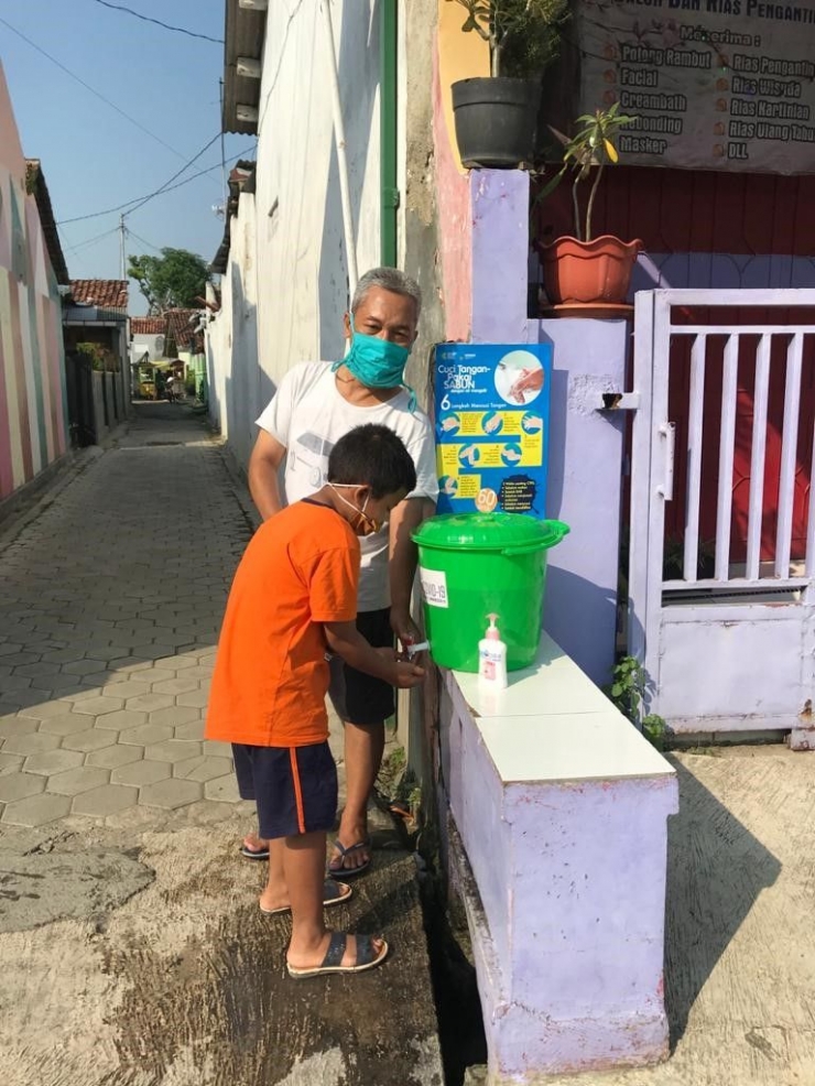 Penyediaan tempat cuci tangan di titik masuk Desa Slawi Kulon. Dokpri.