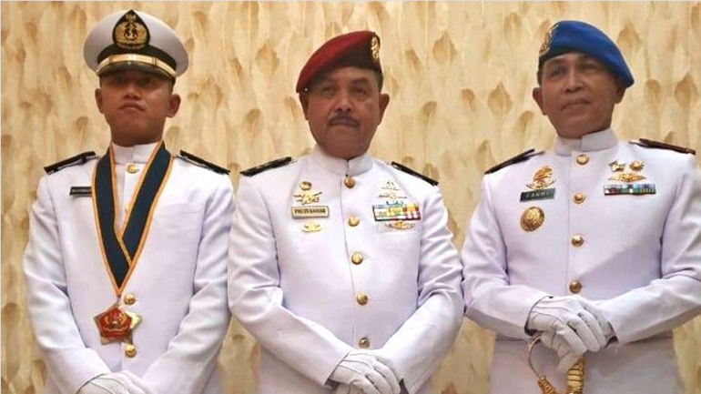 (dari kiri) Letda Laut (KH) Muhammad Faugi, Dr. H. Fauzi Bahar, M.Si., dan Danpom Koarmada I Kolonel Laut (PM) Fahmi. (Dok. Istimewa)