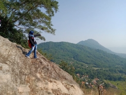 Menikmati keindahan panorama dari salah satu sudut di lereng gunung Parang Purwakarta (sumber; Warga Kota)