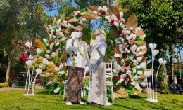 Simulasi foto pengantin sedang memperlihatkan buku nikah 1 (sumber: J.Haryadi)