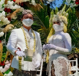 Simulasi foto pengantin sedang memperlihatkan buku nikah 2 (sumber: J.Haryadi)
