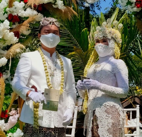 Simulasi foto pengantin sedang memperlihatkan buku nikah 2 (sumber: J.Haryadi)