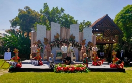 Simulasi foto dengan crew mapag pengantin dan keluarga pengantin (sumber: J.Haryadi)