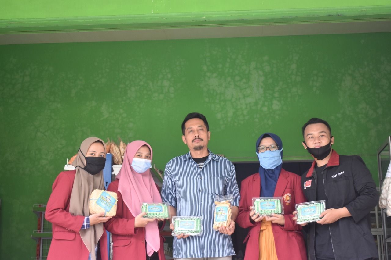 Mahasiswa PMM UMM Desa Kepung Mendukung Aman Bekerja di Tengah Pandemi Covid-19 Mahasiswa PMM UMM Desa Kepung Mendukung Aman Bekerja di Tengah Pandemi Covid-19