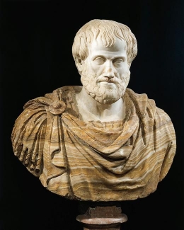 Patung dada Aristoteles bergaya Romawi kuno. (Foto: Game Dea/Getty Imgaes).