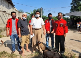 Pemuda Batak Bersatu (PBB) PAC Kembangan Jakarta Barat serahkan satu ekor kambing warga RT 05/RW 01 Kembangan Selatan diterima oleh Bapak Mukmin Ketua RT 05. (Foto (PAC Kembangan)