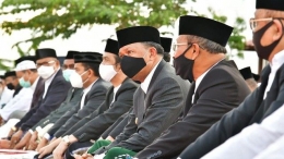 Gubernur SulSel (ketiga dari kanan) menyimak khutbah usai Shalat Idul Adha 1441 H di Jeneponto (31/07/20). Dokpri