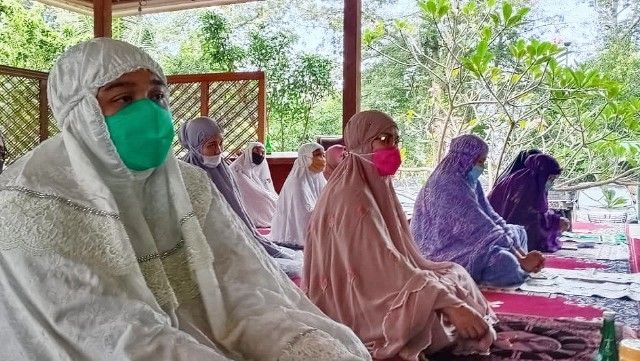 Liestiaty F Nurdin (mukena merah jambu di shaf depan) menunaikan Shalat Idul Adha 1441 H di kediaman pribadinya di Bantaeng (31/07/20).