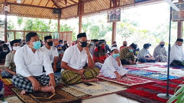 Keluarga Liestiaty F Nurdin turut menunaikan Shalat Idul Adha 1441 H di Bantaeng (31/07/20).