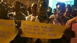 Foto : Lawan rasisme, foto warga papua pegang poster soal monyet ini dari Suara.com