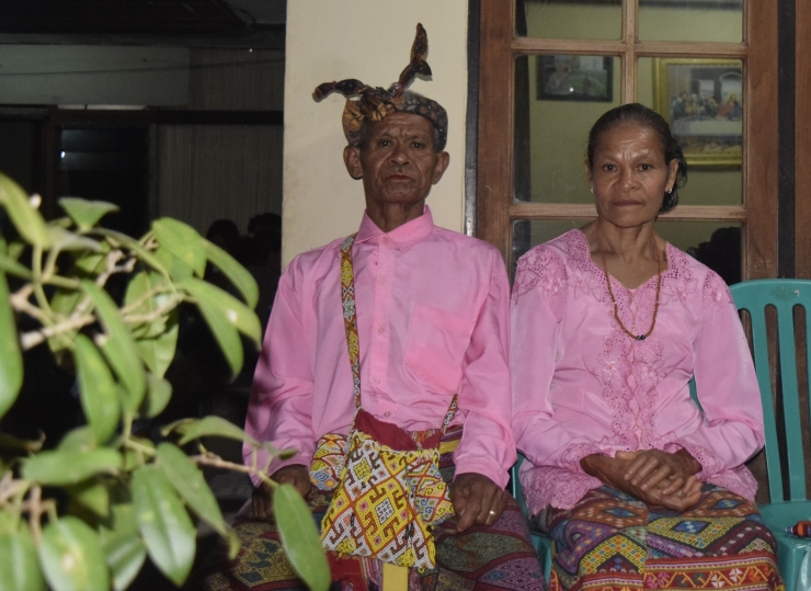 Ilustrasi: Pasangan suami istri menggunakan pakaian adat Amanuban | Dokumen Neno Anderias Salukh