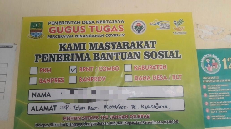 Stiker yang dipasang di salah satu rumah warga di Desa Kertajaya, Kecamatan Pebayuran, Kabupaten Bekasi