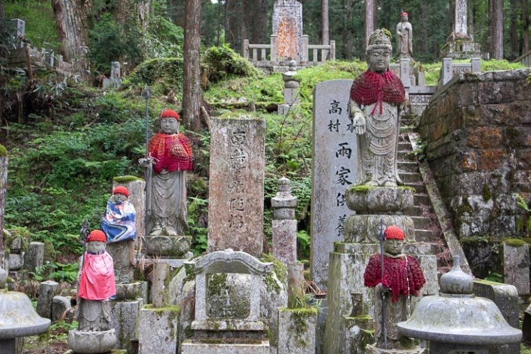 Kuburan Gunung Koya (sumber: japan-guide.com)