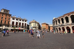 Salah satu sudut Piazza Bra, Verona. Sumber: Koleksi pribadi
