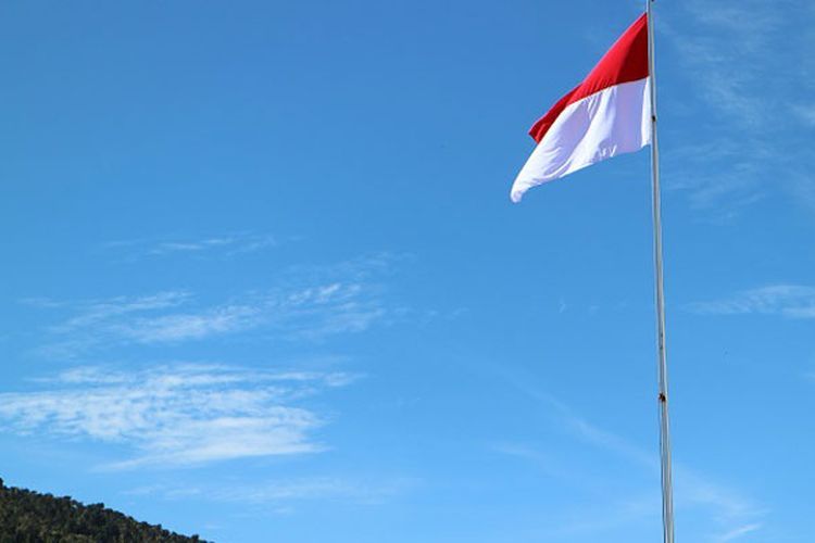 Bendera Merah Putih berkibar di Lapangan Distrik Anggi, Kabupaten Pegunungan Arfak, Papua Barat, Jumat (17/8/2018). Lapangan Distrik Anggi berada di ketinggian sekitar 1.750 meter di atas permukaan laut (mdpl).(KOMPAS.com/WAHYU ADITYO PRODJO)