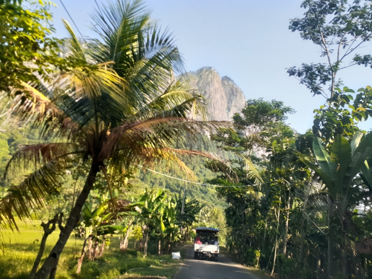 Pemandangan Sekitar Jalan Menuju Gunung Parang Memanjakan Mata Selama Perjalanan (Sumber: Dokpri)