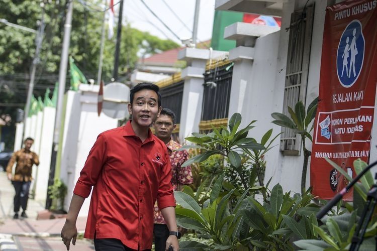 Bakal Calon Wali Kota Solo, Gibran Rakabuming Raka tiba di Kantor DPP PDI-P, Menteng, Jakarta, Senin (10/2/2020). Gibran datang untuk menjalani fit and proper test atau uji kelayakan dan kepatutan sebelum maju menjadi calon Wali kota pada Pilkada Solo 2020 (ANTARA FOTO/GALIH PRADIPTA via KOMPAS.com)