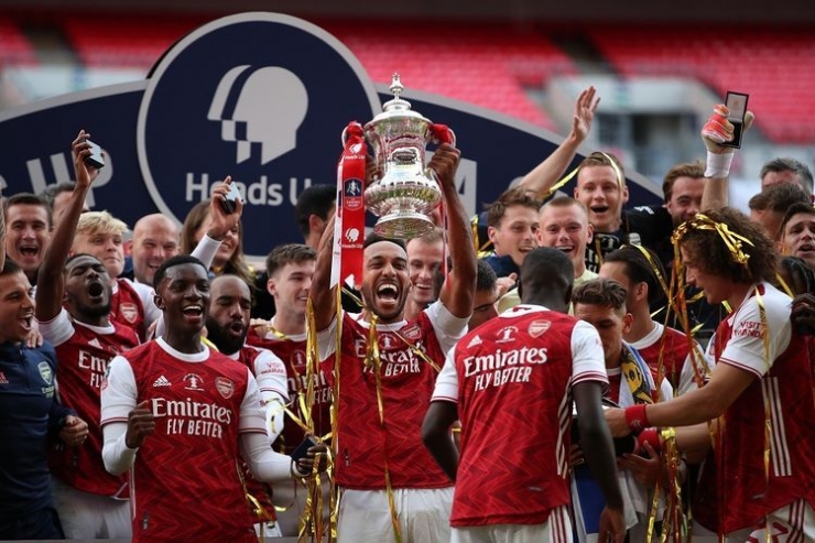 Arsenal merayakan gelar juara setelah menundukkan Chelsea di final Piala FA (bola.kompas.com)
