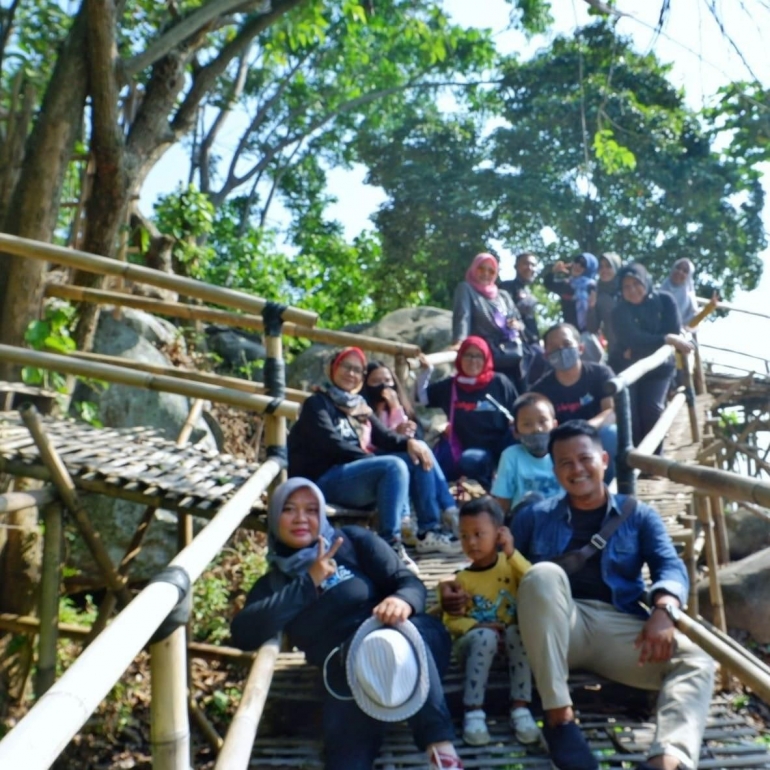 Berfoto bersama di jalur jembatan bambu (sumber: Dokpri)
