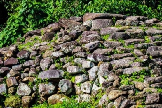 Ilustrasi batu-batu Compang disalah satu desa di Mangggarai (Gambar: tempatliburanterbaik.blogspot.com)