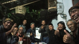 Penulis (kelima dari kiri) bersama komunitas seniman dan budayawan Banyumas. | Dokpri