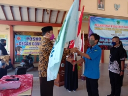 Kepala Desa Grinting, Suhartono S.H., M.H. menyerahkan bendera KPPMG kepada ketua yang baru|Dokpri