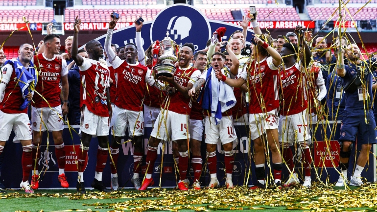 Pemain Arsenal dan Trophy Juara FA Cup Sumber : @EmiratesFACup