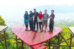 Memotret teman-teman Mahasiswa dengan background gunung Tidore