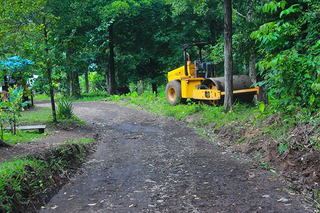 Jalan menuju lokasi wisata sementara dalam proses pengerjaan