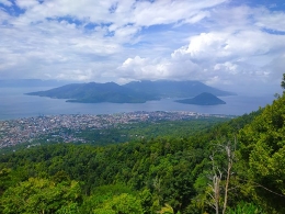 Memotret gunung Maitara dan Tidore dari taman love 