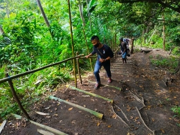 Potongan bambu yang diletakkan di tanah untuk memudahkan para pengunjung mencapai lokasi wisata