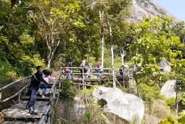 Jembatan bambu menuju puncak bukit (sumber: Dokpri)