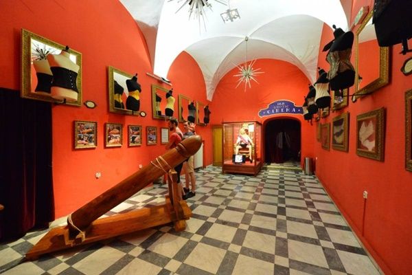 Museum alat bantu seks di Praha (Foto: https://sexmachinesmuseum.com/gb/)
