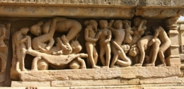 Salah satu relief di Kuil Khajuraho (Foto: indiatimes)