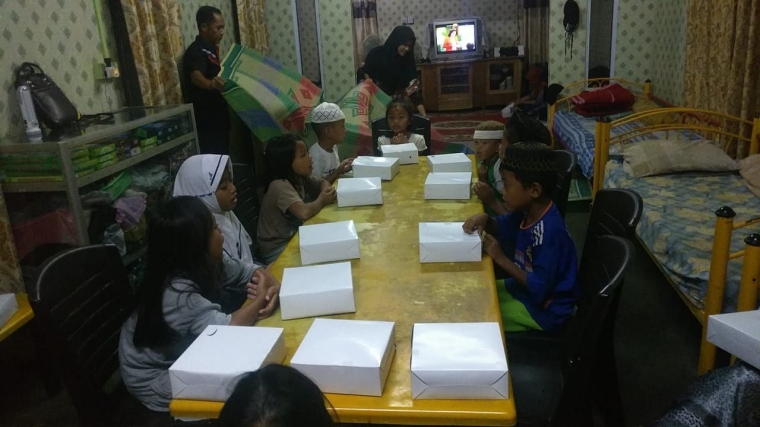 bersama anak yatim piatu-koleksi pribadi