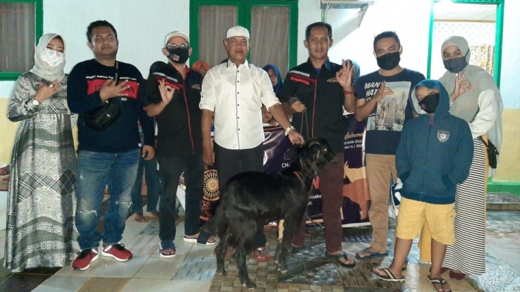 Penyerahaan Kambing Qurban ke Pengasuh Panti-koleksi pribadi