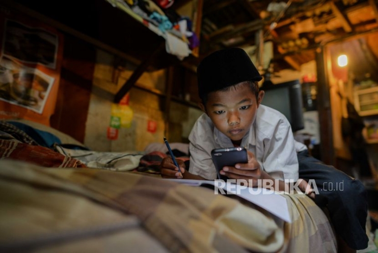 Arga Mahendra siswa MI Ruhul Islam saat PJJ online di kawasan Kampung Penampungan Gasong, Jakarta, Selasa (21/7). FOTO: Republika/Thoudy Badai