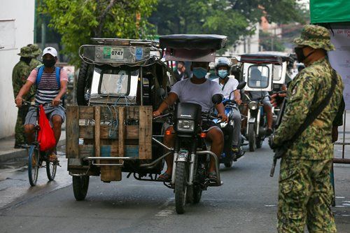 Salah status di masa karantina di mana pihak keamanan terlibat aktif dalam mengatur masyarakat. Aturan karantina ini sekiranya meminimalisir kasus korona. Sumber foto: ABS-CBN News. com
