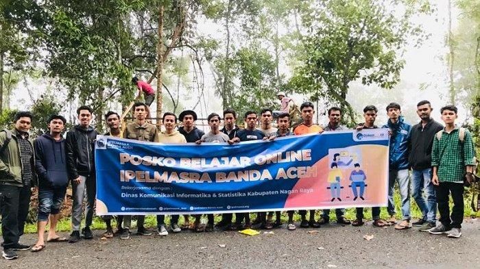Masiswa asal Nagan Raya Aceh Mendirikan Posko Belajar Online Utk mdptkan Sinyal Internet di Gunung Singgah Mata. Sumber Foto (aceh.tribunnews.com)