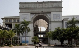 Gerbang New South China Mall setinggi 25 m yang menyerupai Arc de Triomphe (Photo by Sometimes-interesting.com)