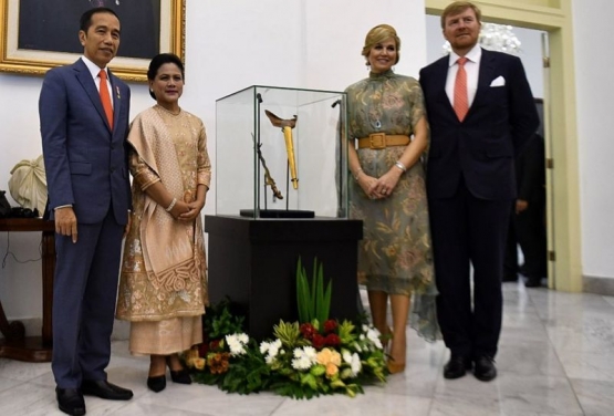 Presiden Jokowi dan Keris Pangeran Diponegoro di Belanda. Sumber: Antara foto. BBC.com
