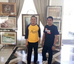 Foto: Penulis & Mr. Kusyai Menggunakan Kaos Daerah / Dokpri