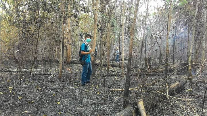 Menggunakan masker saat mendokumentasikan lahan yang terbakar. (Foto : Elvidayanty/dok.KKI Warsi) 