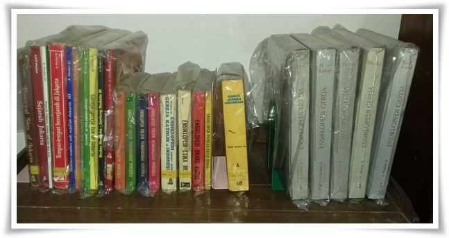 Sebagian kecil koleksi buku-buku saya dari Yayasan Cipta Loka Caraka (Dokpri)