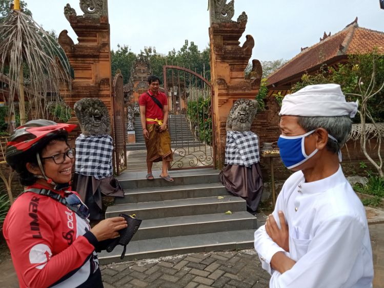 Menggali pengalaman lewat perbincangan dengan orang lain. Dokumen pribadi