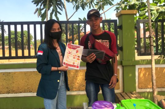 sosialisasi dan pembagian masker ke pedagang sekitar|dokpri